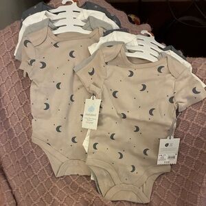NWT bundle of two packs (4 in a pack, 8 total) Cloud Island Baby onesies (6-9mo)
